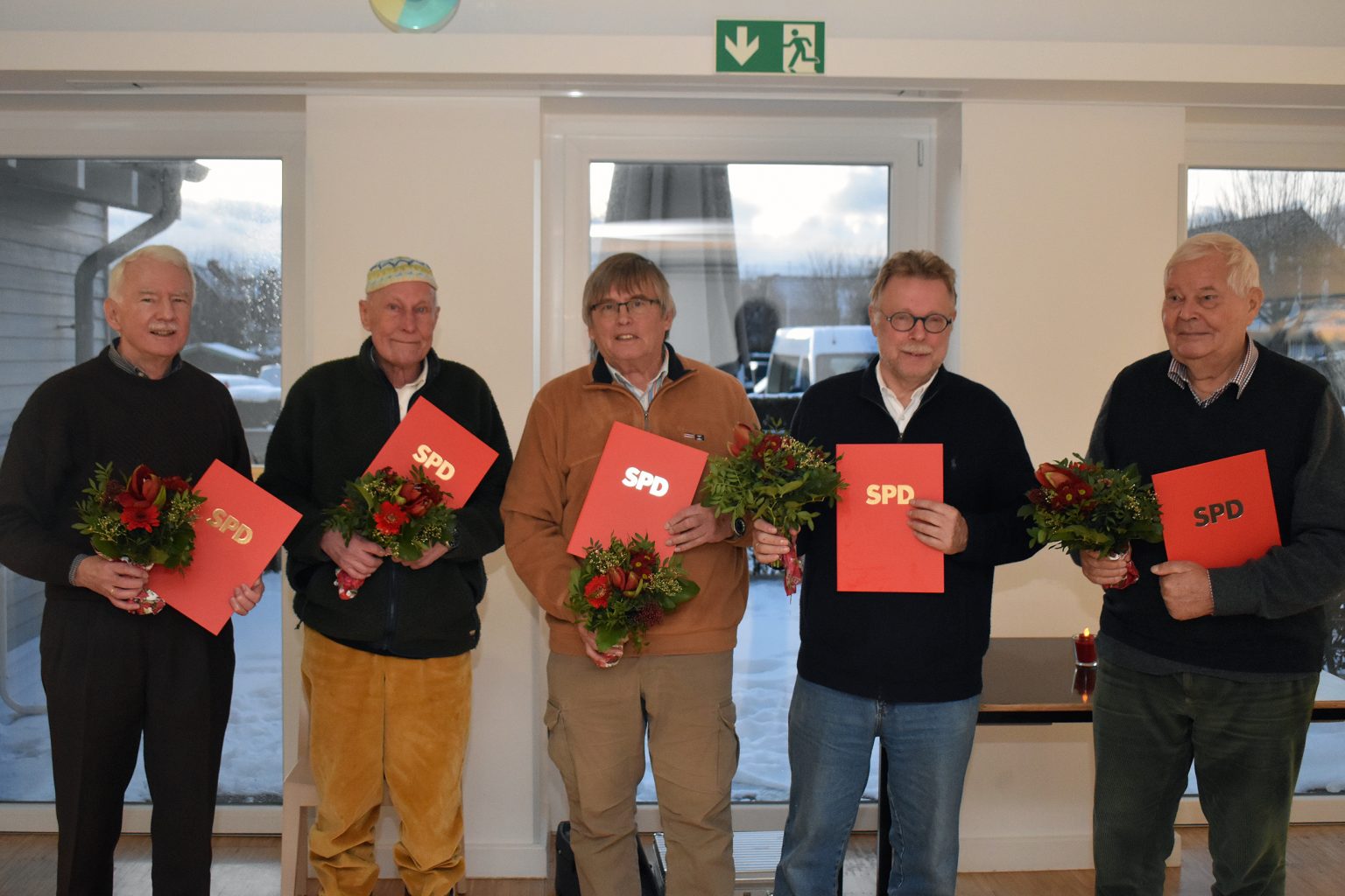 Für 50 Jahre Mitgliedschaft geehrt: Dr. Stefan Weckbach (v.l.), Hartmut Kamm, NorbertScheuermann, Peter Marnitz und Klaus Werner. Foto: SPD Sylt